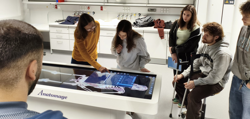 Prof. Dr. Johanna Moebus erklärt Studierenden die Funktionsweise des digitalen...