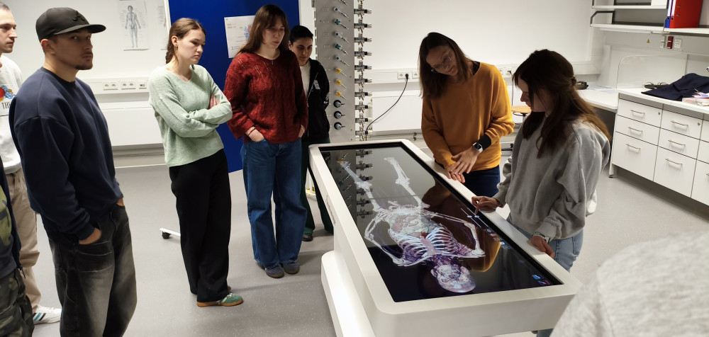 Gemeinsam erkunden die HSHL-Professorin und ihre Studierenden die menschliche...