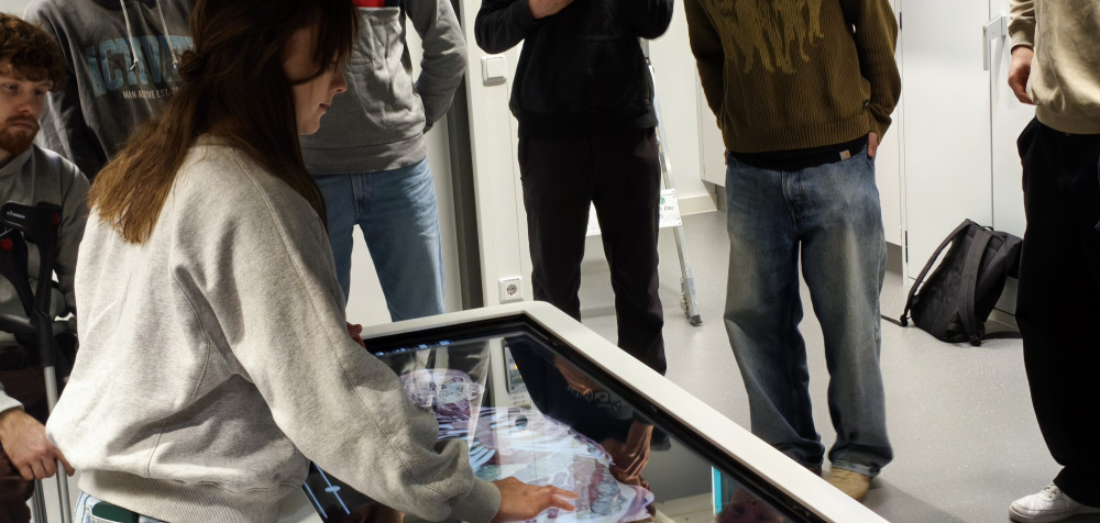 HSHL-Studentin arbeitet am Anatomage-Tisch