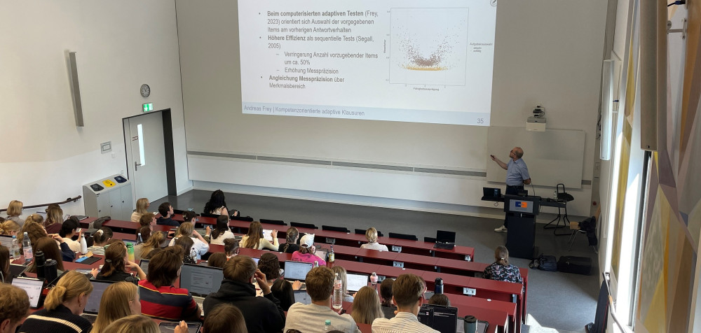 Prof. Dr. Andreas Frey von der Goethe-Universität Frankfurt bei der Ringvorlesung des Zertifikatsprogramms "Data Science Grundlagen" am 22. Mai 2025