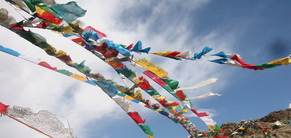 Bunte Bänder flattern im Wind.