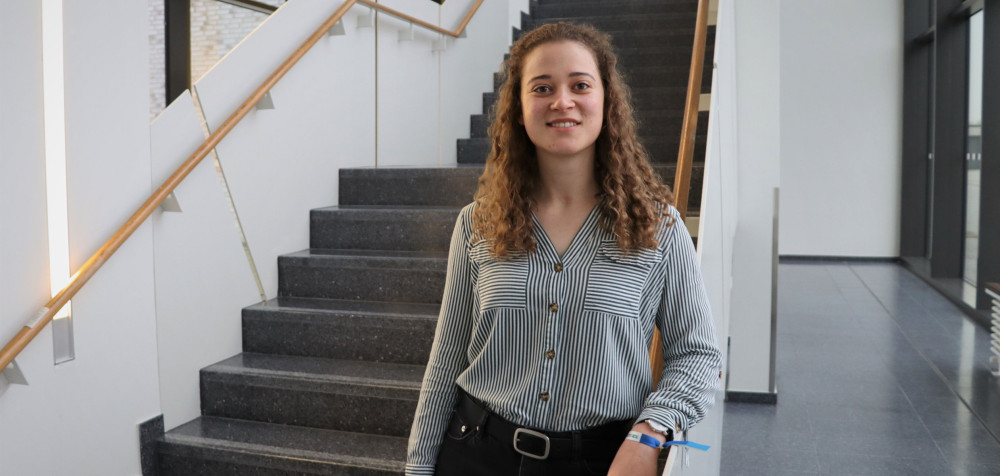 Studentin Alexandra Ehrecke vor den Treppen in der HSHL