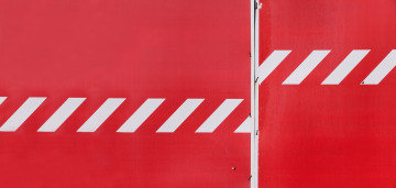 Rotes Flatterband auf roter Wand.