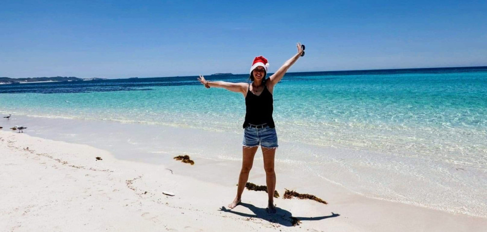 Studentin an Weihnachten am Strand in Australien.
