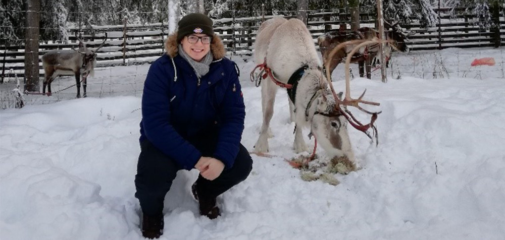 Fabian Vistorin mit einem Rentier in Lappland