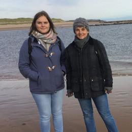 zwei weibliche Personen am Strand in Schottland