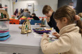 Schneemänner oder Nikoläuse: Die Kinder bastelten am Campus Lippstadt auch ausgefallene Papierschlangen mit weihnachtlichen Motiven