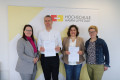 HSHL-Präsidentin Prof. Dr.-Ing. Kira Kastell eine Urkunde überreichte.Prof. Dr.-Ing. Peter Kersten und Prof. Dr. Myrto Leiss zusammen mit Monika Pape die Urkunden zur Teilnahme an der "Kollegialen Hospitation" 