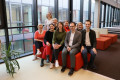 Sieben wissenschaftliche Mitarbeitende wurden von Prof. Dr.-Ing. Klaus Pantke (vorne) und Monika Pape (l.) zum Qualifizierungsprogramm begrüßt