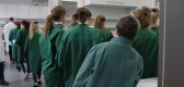 Schüler und Schülerinnen im Labor