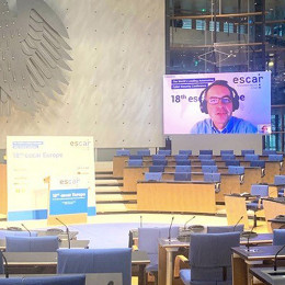 Blick in den coronabedingt leeren Plenarsaal bei der Konferenz.