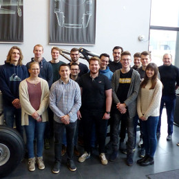 Mechatronik Studierende bei der HEGGEMANN AG am Airport Paderborn-Lippstadt zusammen mit Prof. Dr.-Ing. Michael Wibbeke.