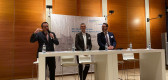 Hochschulpräsident bei Konferenz.
