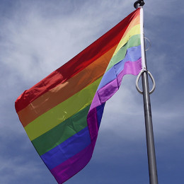 zum  Pride Month wehen an beiden Standorten der HSHL Regenbogenflaggen.