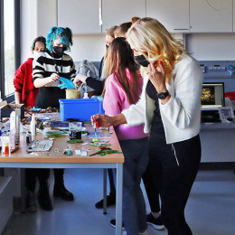 Mädchen im Labor bei einem Experiment