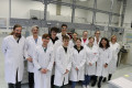 Gruppenfoto des Chemie-Leistungskurses des Gymnasiums Schloss Overhagen und den Lehrenden der HSHL.