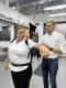 Prof. Dr. Justin Lange erklärt der WDI-Vorsitzenden Katja Pampus im Ergonomielabor der HSHL die Funktionsweise eines Exoskeletts