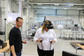Die WDI-Vorsitzende Katja Pampus testet mit dem wissenschaftlicher Mitarbeiter Robert Schneider eine VR-Anwendung im Technikum der HSHL am Campus Hamm
