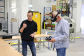 Frank Aubry, Marketing-Manager der WDI GmbH, mit dem wissenschaftlichen Mitarbeiter Robert Schneider im Technikum der HSHL am Campus Hamm