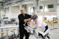 Katja Pampus, Vorsitzende der WDI GmbH, probiert sich mit der Hilfe des wissenschaftlichen Mitarbeiters Patrick Kohler am Fliegen mit dem ICAROS