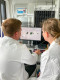 Wissenschaftliche Mitarbeiter*innen bei der Arbeit im Labor