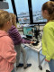 Schüler*innen der Marienschule Lippstadt im Labor am Campus Lippstadt der HSHL