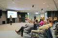 HSHL-Kanzlerin Sandra Schlösser begrüßt die anwesenden Verterter*innen von KMU zum Digital Marketing Day 2024 im Innovationszentrum Hamm.