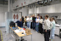 Prof. Lange mit Schüler*innen im Biomechanik-Labor der HSHL