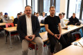 Prof. Dr. Uwe Kleinkes (l.), Studiengangsleiter "Technisches Management und Marketing", begrüßte Solipac-Geschäftsführer und HSHL-Absolvent KEvin Tödtmann (r.) zum Technologiemarketing-Seminar am Campus Hamm der HSHL