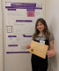Lena Schulze, Studentin im Studiengang "Umweltmonitoring und Forensische Chemie"  mit ihrem prämierten Poster auf dem Symposium der Gesellschaft der toxikologischen und forensischen Chemie