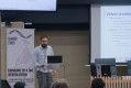 Navid Ashrafi beim Vortrag