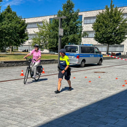 Eine Frau fährt mit dem Fahrrad durch eine Kurve