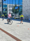 Ein Mann fährt auf einem Fahrrad Slalom