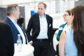 Rüdiger Brechler (l.) und Prof. Dr. Jens Thorn (M.) beim Austausch während...