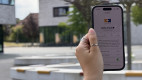 Smartphone mit dem neuen WhatsApp-Kanal der Hochschule Hamm-Lippstadt