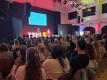 Moderatoren-Duo begrüßt die Erstsemesterstudierenden