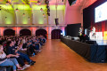 Das Moderations-Duo begrüßt zur Erstsemesterbegrüßung.