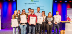 Moritz Becker, Consultant Energieeffizienz & Klimaschutz bei der Arcanum Energy Solutions GmbH, (rechts im Bild) und Torsten Cziesla, Studiengangsleiter "Energietechnik und Ressourcenoptimierung", Hochschule Hamm-Lippstadt bei der Premierenvergabe des E-Ward an der HSHL.