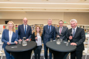 (v.l.) Moderatorin Carmen Hentschel mit Christof Sommer, Louisa Schmitt, Wilhelm Coprian, Prof. Dr. Klaus Zeppenfeld, Prof. Dr. Andreas Pinkwart