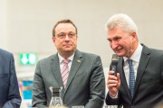 (v.l.) HSHL-Präsident Prof. Dr. Klaus Zeppenfeld mit Prof. Dr. Andreas Pinkwart, Minister für Wirtschaft, Innovation, Digitalisierung und Energie des Landes NRW