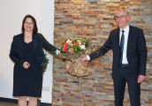Hochschulratvorsitzender Jörg Hegemann gratuliert mit Abstand Prof. Kira Kastell.