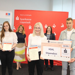 vlnr.: Student Henning Kröger, Claudia Wahner (SmartBanking,Sparkasse Lippstadt), Studentin Lara Sophie Trautmann, Prof. Sabine Hollmann,Studentin Anna-Marie Troja, Präsidentin Prof. Kira Kastell, Student Jan Paßmann,Jürgen Bergmann (Vertriebsmanagement und Koordination Stipendien der Sparkasse Lippstadt,Jürgen Riepe (Vorstandsvorsitzender Sparkasse Lippstadt).