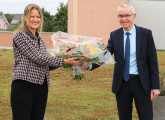 Hochschulratsvorsitzender Jörg Hegemann gratuliert mit Abstand Sandra Schlösser.