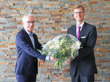 Hochschulratsvorsitzender Jörg Hegemann gratuliert mit Abstand Prof. Dr.-Ing. Christian Spura.