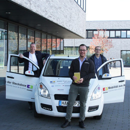 v.l.n.r. - Professor Dr. Peter Kersten,Mohamad Anas Habbaba und Ansgar Ramesohl vor dem E-Auto Stromos