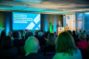 Dr. Dirk Günnewig, Staatssekretär im Ministerium für Kultur und Wissenschaft des Landes Nordrhein-Westfalen hält eine Laudatio.