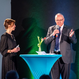 Gründungskanzler Karl-Heinz Sandknop wird von Moderatorin Kerstin Heinemann verabschiedet.