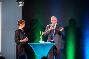 Gründungskanzler Karl-Heinz Sandknop blickt gemeinsam mit Moderatorin Kerstin Heinemann zurück auf seine Zeit als Kanzler