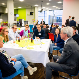 Personengruppe an einem Tisch