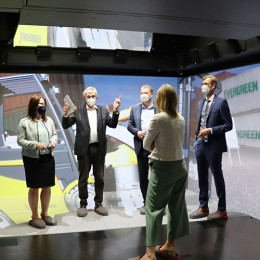 vl. wissenschaftlichen Mitarbeiter Miladin Ceranic, HSHL-Präsidentin Prof. Dr.-Ing. Kira Kastell, Staatssekretär Klaus Kaiser, MdL Jörg Blöming, Vizepräsident für Studium und Lehre Christian Spura, HSHL-Kanzlerin Sandra Schlösser